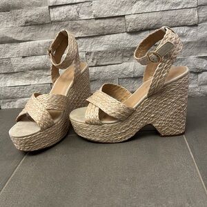 Shoedazzle rattan wedge sandals - Size 8